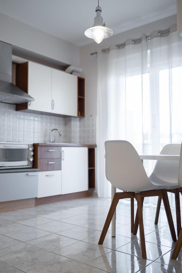 Central Apartment With Parking Larissa Bagian luar foto