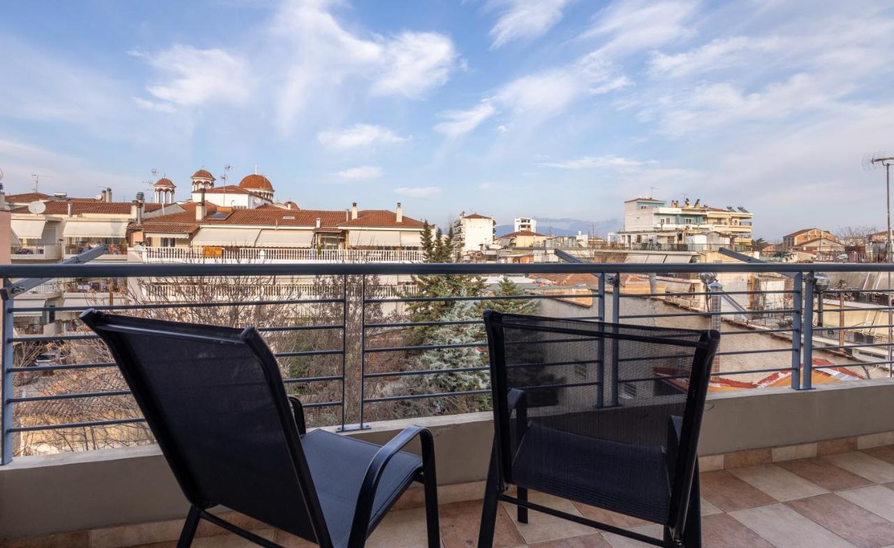 Central Apartment With Parking Larissa Bagian luar foto