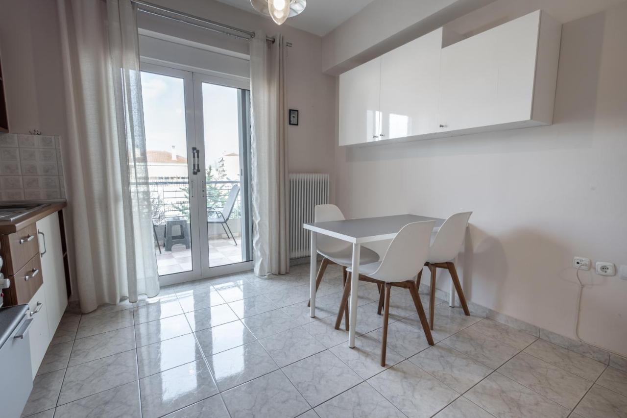 Central Apartment With Parking Larissa Bagian luar foto