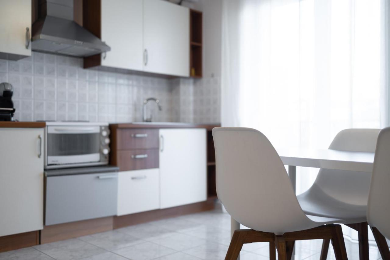 Central Apartment With Parking Larissa Bagian luar foto